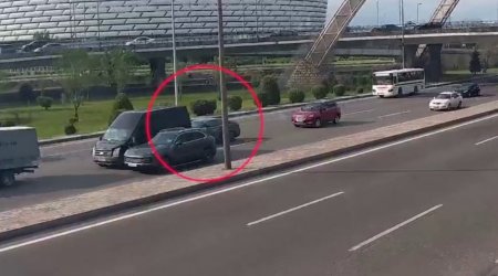 Nasaz avtomobili orta zolaqda saxlayan sürücü ağır qəzaya SƏBƏB OLDU – ANBAAN VİDEO