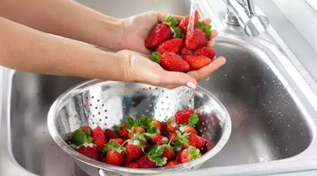 Çiyələklər necə təmizlənməlidir: 3 asan ÜSUL