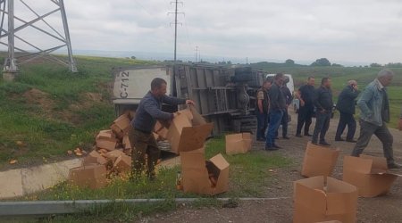 Ağstafada yük maşını aşdı, çörəklər yerə dağıldı – FOTO
