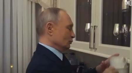 Putin mətbəxində qonaqlara qulluq etdi - VİDEO