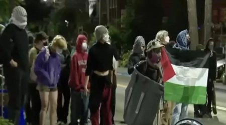 Bir qrup etirazçı Vaşinqton Universitetinin binasını ələ keçirdi – TƏLƏBLƏRİ BUDUR - VİDEO