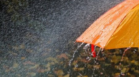 FAKTİKİ HAVA: Bəzi rayonlarda şimşək çaxır, yağış yağır