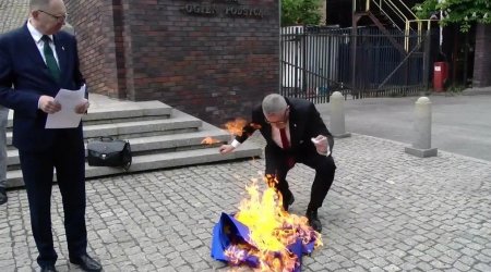 Polşada prezidentliyə namizəd Avropa İttifaqının bayrağını tapdalayıb yandırdı – FOTO/VİDEO