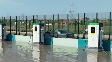 Elektrikdoldurma məntəqəsini su basdı, sürücülər çarəsiz qaldı – VİDEO