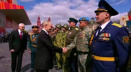 Putin Azərbaycan parad bölməsinin komandirini salamladı – VİDEO