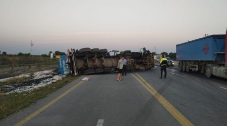 Ağdaşda yük maşını aşdı, xəsarət alanlar var - FOTO