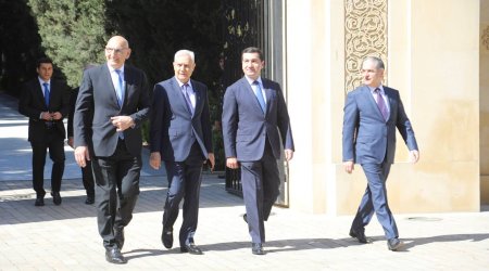Rəsmilər Fəxri xiyabanda – FOTO