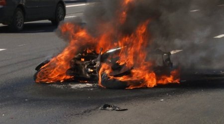 Xırdalanda qəza: Motosiklet yandı