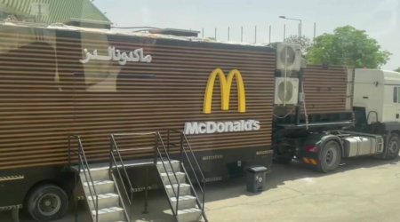 Tramp üçün Səudiyyə Ərəbistanında daşınabilən “McDonald's” QURAŞDIRILDI - VİDEO