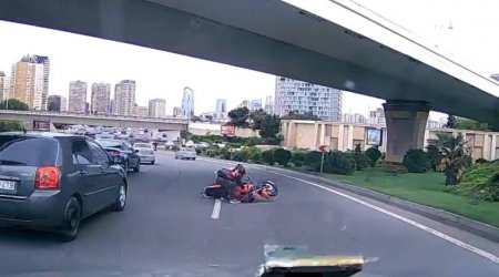 Bakıda motosiklet arakəsməyə çırpıldı – ANBAAN VİDEO