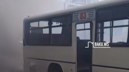 Bakıda içində sərnişinlər olan avtobus QORXU SAÇDI - Ətrafı tüstü bürüdü – VİDEO