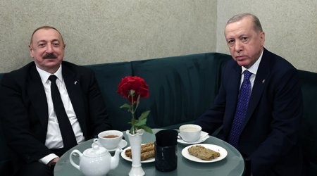 İlham Əliyevlə Ərdoğan çay süfrəsi arxasında – FOTO