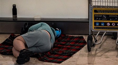 İspaniyada yüzlərlə evsiz hava limanı terminalını “işğal” edib