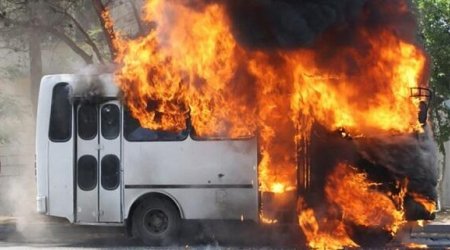 Qaxda avtobus yandı