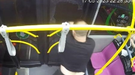 Bakıda sərnişin avtobusun şüşəsini sındırdı – VİDEO