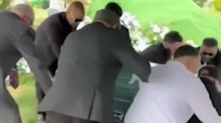 Qəbir çökdü, tabutu daşıyanlar məzara düşdü – VİDEO