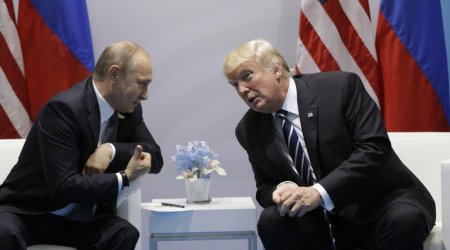Putin Trampla musiqi məktəbində telefon danışığı aparır - VİDEO
