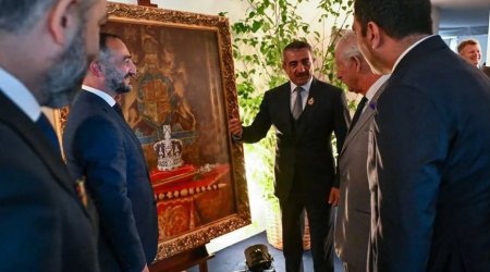 Azərbaycan generalı Britaniya Kralına nə hədiyyə etdi? – FOTO