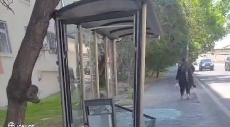Bakıda güclü külək dayanacağın şüşəsini sındırdı – VİDEO