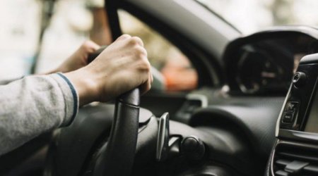 Şirvanda ata ehtiyatsızlıqdan 2 yaşlı övladını avtomobillə vurdu