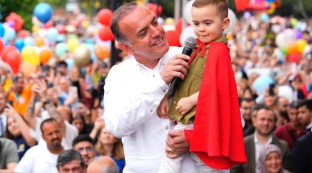 Xərçəngə qalib gəldi, təbrikə minlərlə adam yığışdı - FOTO/VİDEO