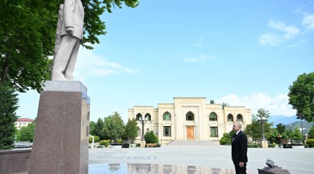 İlham Əliyev İsmayıllıda Heydər Əliyevin abidəsini ziyarət etdi