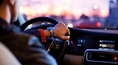Deputatın oğlu avtomobillə polisi vuraraq QAÇDI – FOTO