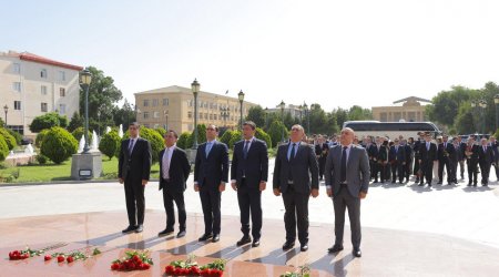 “MEDİAFEST-2025”in iştirakçıları Heydər Əliyevin abidəsini ziyarət etdilər – FOTO