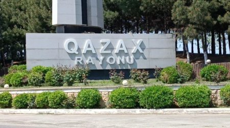 Qazaxda minik maşını aşdı - Xəsarət alan var