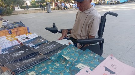 Fiziki məhdudiyyətli iştirakçının qətiyyəti və kitaba olan sevgisi - FOTO
