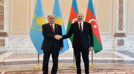 İlham Əliyev Tokayevi təbrik etdi