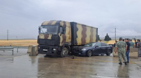 Göygöldə "BMW" hərbi maşına çırpıldı - FOTO