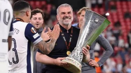 "Tottenhem"in futbolçularından Postekoqlunun qovulmasına ETİRAZ