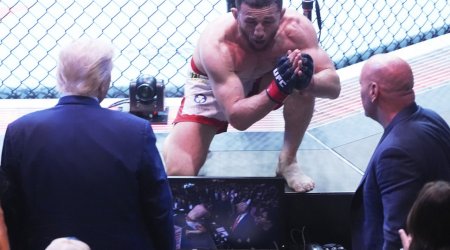 Gürcü UFC döyüşçüsü Trampın qarşısında diz çökdü
