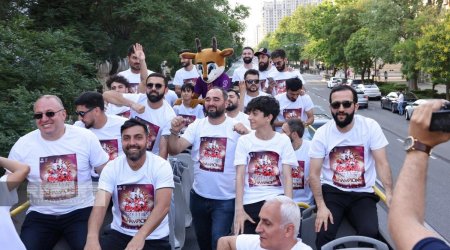 Dünya çempionlarımız Bakı şəhərini gəzdilər - FOTO/VİDEO