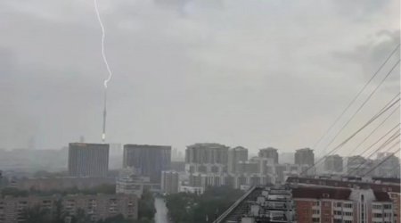 Moskvada Ostankino teleqülləsini ildırım vurdu - VİDEO