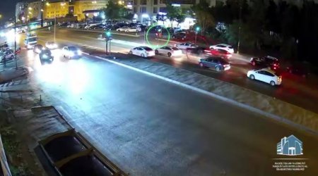 Əvvəlcə yolda olan avtomobili vurdu, sonra svetoforu yararsız vəziyyətə saldı – ANBAAN VİDEO