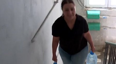 “Hamı vedrə əlində küçələrdədir...” - Video
