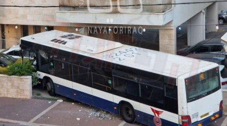 İsraildə avtobus yaşayış binasına ÇIRPILDI
