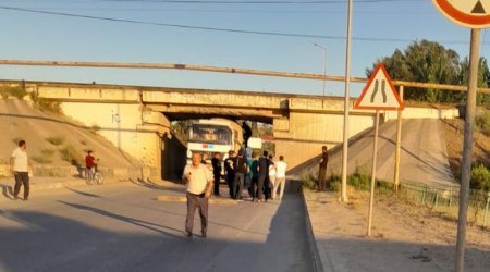 Şirvanda yük avtomobili KEÇİDƏ İLİŞDİ - Qatarların hərəkəti məhdudlaşdırıldı – FOTO