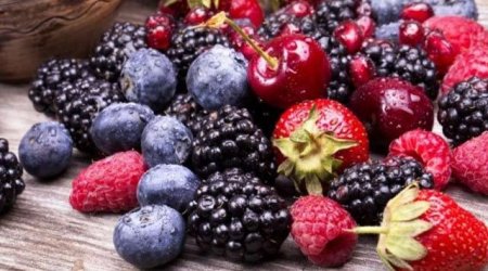 Alimlər ürək və damar xəstəlikləri riskini azaldan giləmeyvəni açıqlayıb