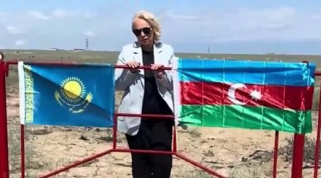 Aleksandr Kalyaninovun anası Aktauda ucaldılan abidəni ZİYARƏT ETDİ – VİDEO