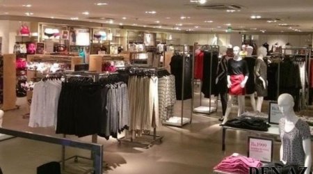 Paytaxtda OLAY: Qadın kişi paltarları mağazasından oğurluq etdi - VİDEO