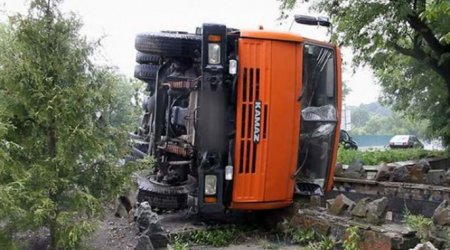 Ucar rayonunda “KamAZ” aşdı - Sürücü xəsarət aldı