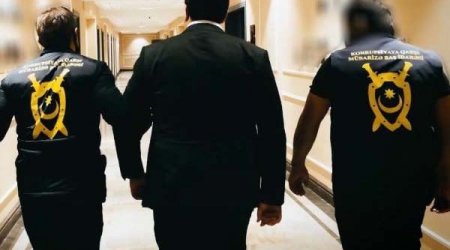 “İkisi ağ, biri qara adamdır?”