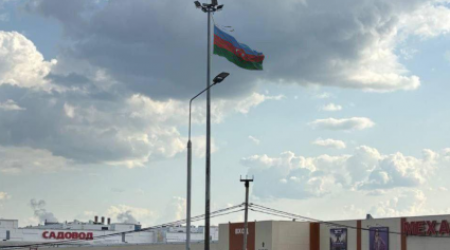 Moskvada azərbaycanlılar Rusiya bayrağını endirib, Azərbaycan bayrağı qaldırıblar – FOTO