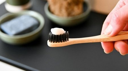 Dişlərinizi nə vaxt fırçalamaq lazımdır: səhər yeməyindən əvvəl yoxsa sonra?