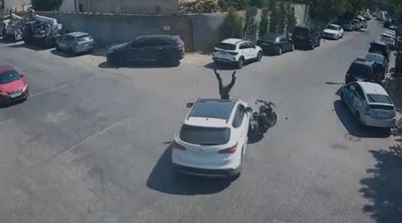 Motosikletçiyə yol vermədi, qəzaya səbəb oldu – VİDEO