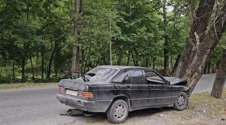 Şəkidə avtomobil ağaca çırpıldı – Xəsarət alan var - FOTO/VİDEO
