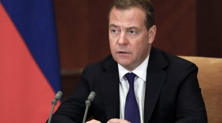 Medvedev Rutteyə rus dilini öyrənməyi TÖVSİYƏ ETDİ: “Sibirdəki düşərgədə lazım olar”